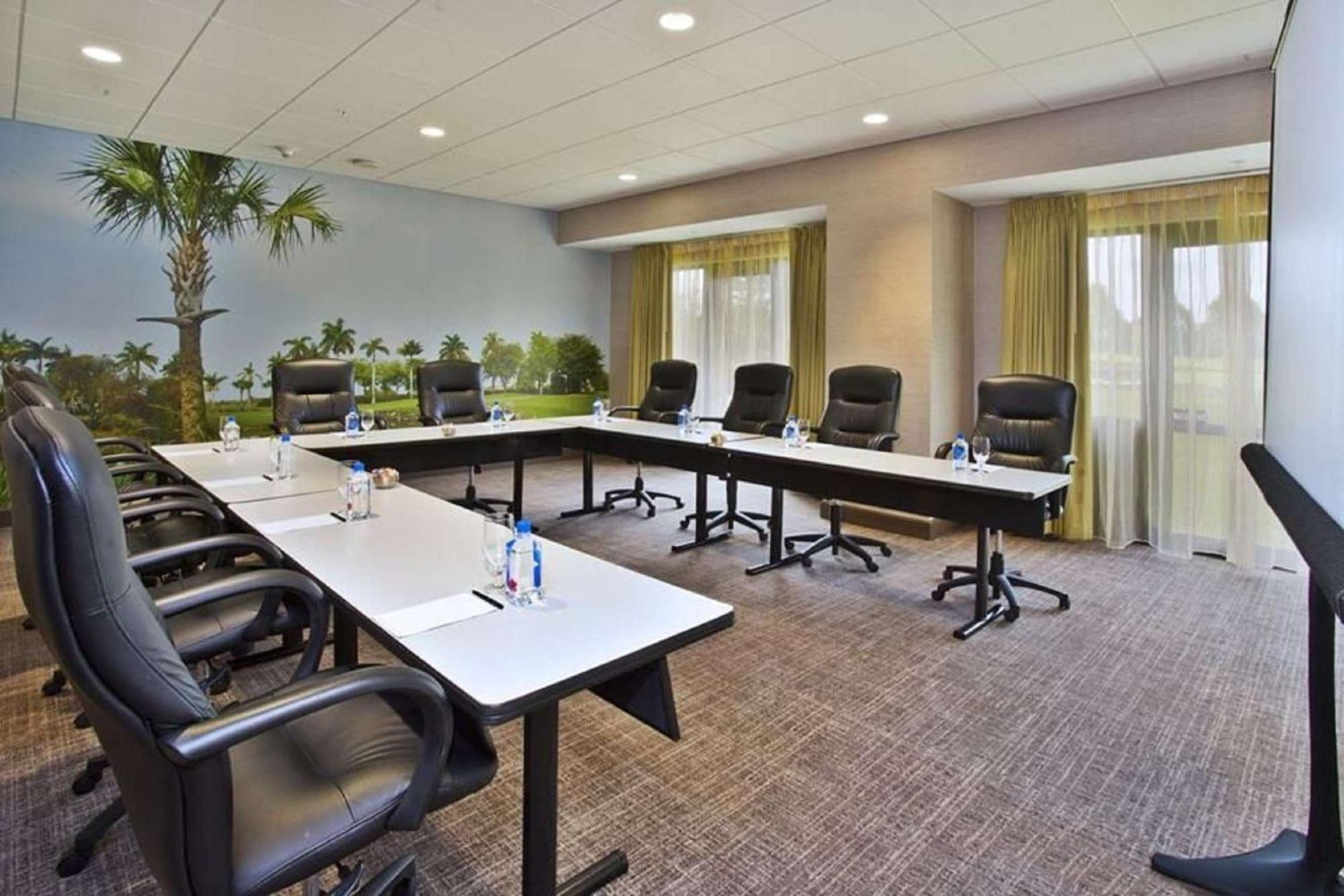 Hilton Chicago Oak Brook Hills Resort y Centro de Conferencias Exterior foto